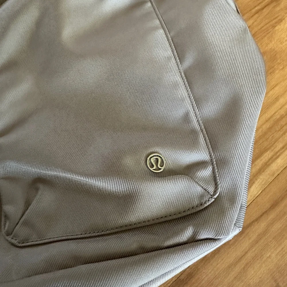 NWT Lululemon City Adventurer Tote Dark Chrome 24L - Picture 4 of 13